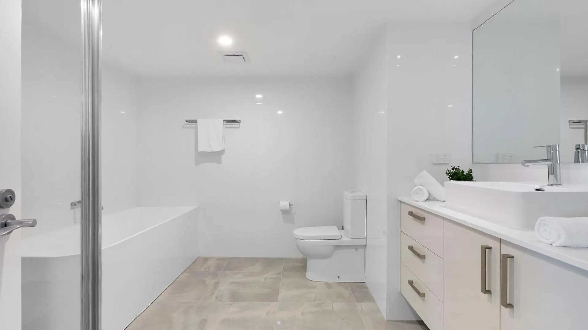 Crown Towers Deluxe 3 Bedroom Apartment - Coasthm Gold Coast